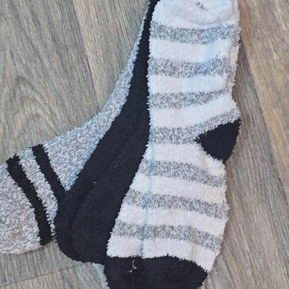 Steve Madden 3-Pk Solid/Striped/ Star Plush Socks - Picture 5 of 5